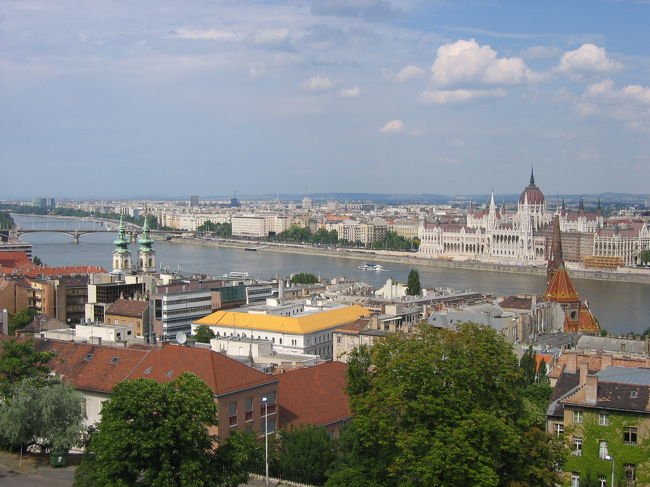 ブダペスト半日観光。<br /><br />ブダ地区から対岸のペスト地区を眺めます。<br /><br />国会議事堂も見えました。<br />