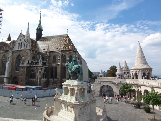 三位一体広場。<br />左側の建物はマーチャーシュ教会。