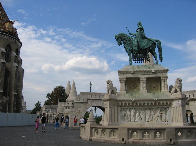 広場の中央にはイシュトバーン（初代ハンガリー王）の騎馬像<br />