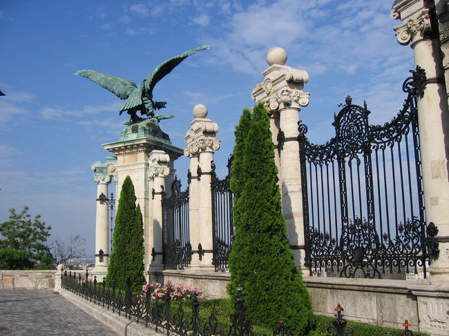 王宮の丘。<br /><br />正門の上には、伝説の鳥トゥルル。<br />ハンガリー建国の父アールパートを生んだとされています。