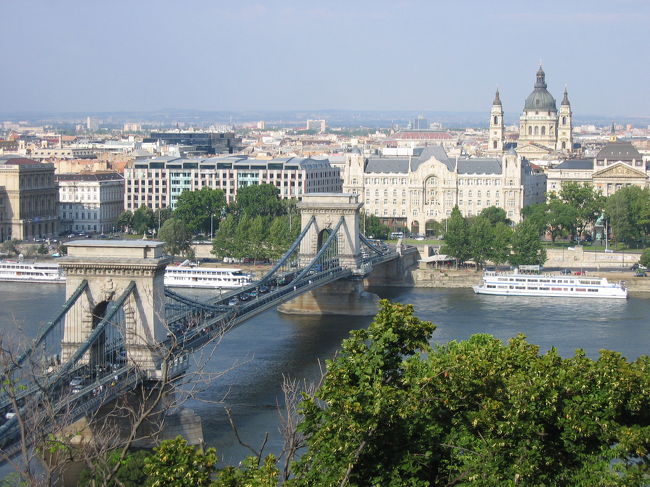 王宮の丘からの眺めは最高♪<br />くさり橋もよく見えます。