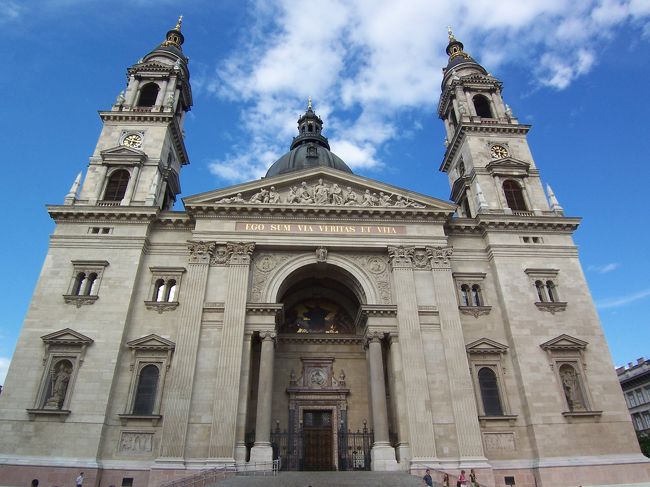 聖イシュトヴァーン大聖堂。<br />（ペスト地区）<br /><br />中にはイシュトヴァーン1世の右手のミイラが、聖遺物として保管。遺体から失われていた右手がトランシルヴァニアで発見されてから各地を転々とし、1771年マリア・テレジアによってブダに戻されました。<br />