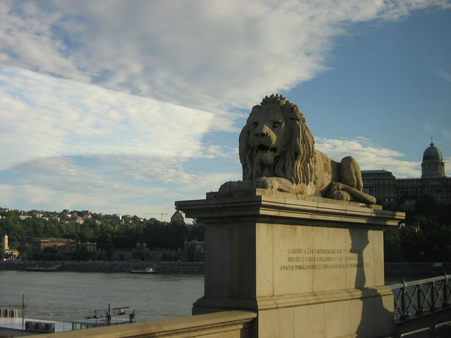 くさり橋の舌のないライオン像。