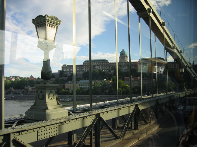 バスでくさり橋を通過中。