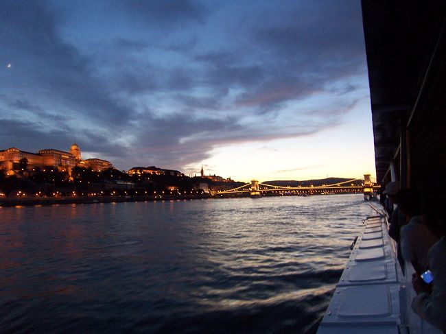 空もだいぶ暗くなり、ライトアップの開始です。