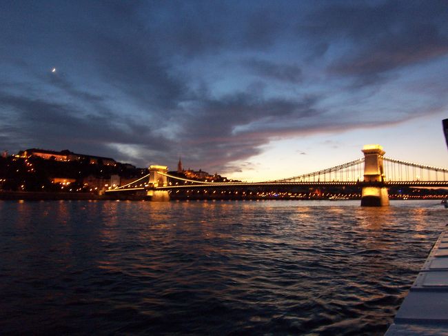 くさり橋が近付いてきました。<br />クルーズを楽しめるのも、あと少し。