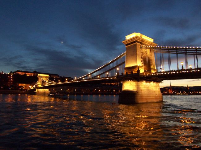 くさり橋の正式な名称は「セーチェニ橋」<br /><br />ライトアップの点々が鎖のように見えるので「くさり橋」と言われているんだそうです。<br /><br />