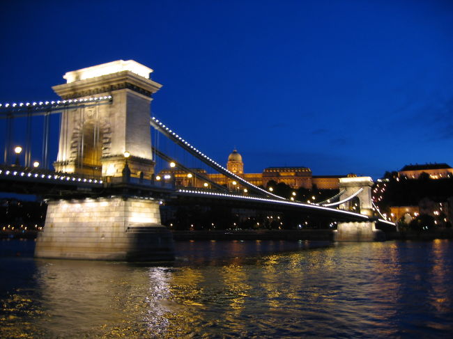 くさり橋をくぐって、別のカメラで撮影。<br />カメラによって、色の出方ってかなり違うんですね〜<br /><br />ナイトクルーズは旅の締めくくりには最適♪<br />ドナウの風も心地良く、川岸の景観、空の移り変わり、最高の思い出になりました。<br /><br />船着き場で下船し、ホテルへ向かいます。<br />