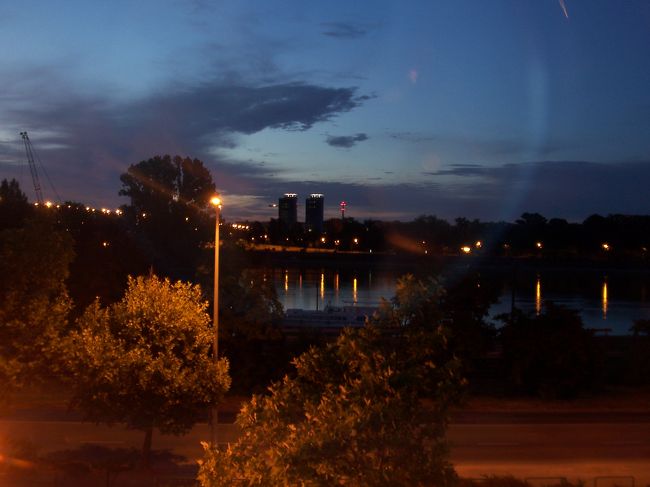 翌朝４時頃のホテルからの眺め。<br />ドナウ川が見えます。<br /><br />朝７:１０ブダペスト発の飛行機で帰国するため、早起きしました。<br /><br />１回乗り継ぎならまだしも、アムステルダム、ロンドンと２回乗り換えての帰国。<br /><br />中欧５カ国+乗継２カ国+日本・・・８日間で８カ国という、貴重な体験でした。<br /><br /><br /><br /><br /><br />