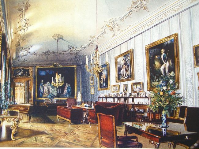 image<br />「大公妃ゾフィーのサロン（現在はゴブランの間）」<br /><br />１８世紀にブリュッセルで製作されたゴブラン織りのタペストリーが飾られています。<br />タペストリーには、アントワープの市場と港が織り出されています。<br />象嵌細工の床に置かれた６脚の椅子の背もたれとクッションもゴブラン織りで<br />１２ヶ月を表す陽気なシーンが織り込まれています。<br />夏に本来の寝室が暑いと、女帝のベッドを置き臨時の寝室として使われていました。<br />