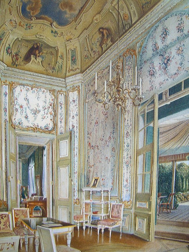 image<br />「東側テラスの小部屋」<br /><br />宮殿左翼、前庭に面した小さな角部屋です。<br />