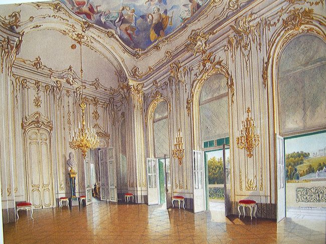 image<br />「小ギャラリー」<br /><br />大ギャラリーと平行し、中央部分で結ばれています。<br />小規模な催しに利用される小ギャラリーからは、庭園と丘の上にあるグロリエッテが見えます。<br />