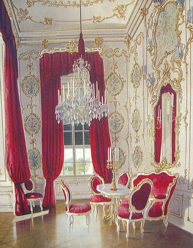 image<br />「朝食用の小部屋」<br /><br />宮殿右翼の隅、庭園に面した部屋です。<br />壁には、マリア・テレジアとその娘たちが自ら刺繍したテーブルセンターなどを収めた<br />円形のパネルが飾られています。<br />