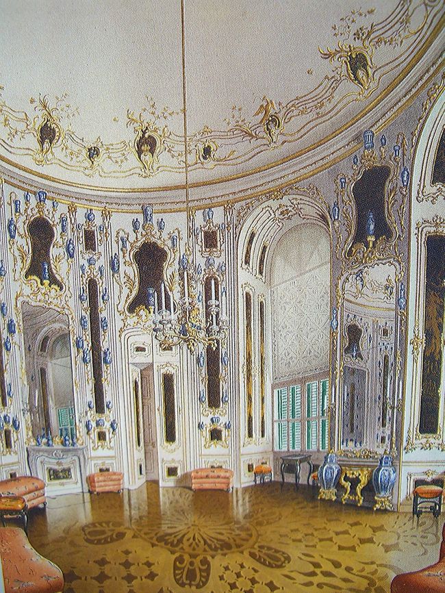 image<br />「楕円形の中国の小部屋」<br /><br />小ギャラリーの庭園に向かって右側にある円形、左側が楕円形の小部屋です。<br />白い板壁に大小様々な漆塗りのプレートが嵌められ、象嵌細工の床が見事です。<br />小部屋は政治的会談のために使われ、装飾された壁の後ろにある秘密の螺旋階段は<br />マリア・テレジアの助言者である宰相カウニッツの部屋へ通じていたそうです。<br />