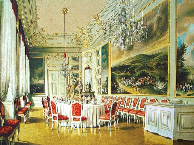 image<br />「駿馬の間」<br /><br />馬をモチーフとする絵画が飾られていることから、駿馬の間と名づけられた部屋です。<br />１９世紀には、この部屋が帝国軍最高指揮官と宮廷高官の昼食室にあてられていました。<br />１８５２年に描かれた絵画を手がかりに、復元されています。