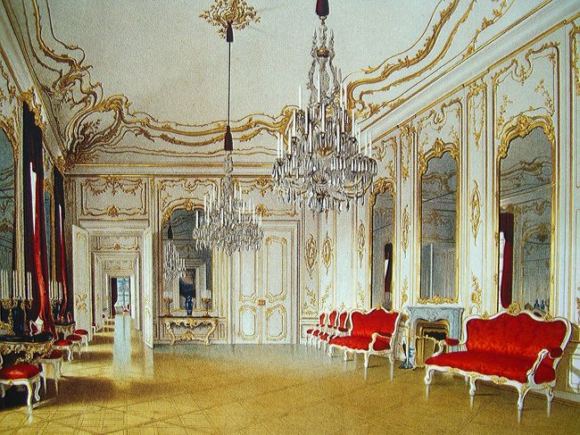 image<br />「鏡の間」<br /><br />金と白を基調とするロココの装飾と鏡を配したこの部屋は、公式の謁見や行事に利用され<br />ここで、６才のモーツァルトによる御前演奏が行われました。