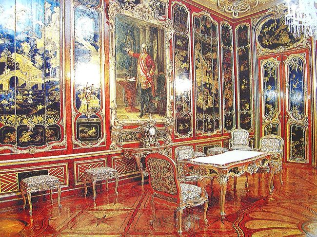 image<br />「漆の間」<br /><br />マリア・テレジアの夫、ロートリンゲン公フランツ・シュテファン（皇帝フランツ１世）の<br />執務室であった部屋です。<br />日本の風景が描かれた漆板は、胡桃材の板壁にはめ込まれ、金箔の枠で縁取られています。<br />部屋の中央にフランツ・シュテファン公の肖像画と皇帝夫妻の２人の息子の肖像画が、飾られています。<br />