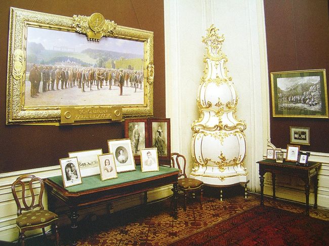 image<br />「フランツ・ヨーゼフの執務室」<br /><br />褐色の布で覆われた壁には、エリザベート皇后の肖像画がかけられています。<br />この部屋で皇帝は、毎朝５時から仕事机に向かい、<br />食事は仕事机に運ばれ、ひたすら執務に心を傾けていたと召使が回想しています。<br />