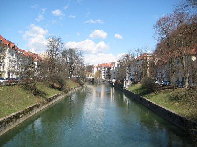 時期的にはまだ冷え込みがありましたが、このしんとした空気が街にあうんです。