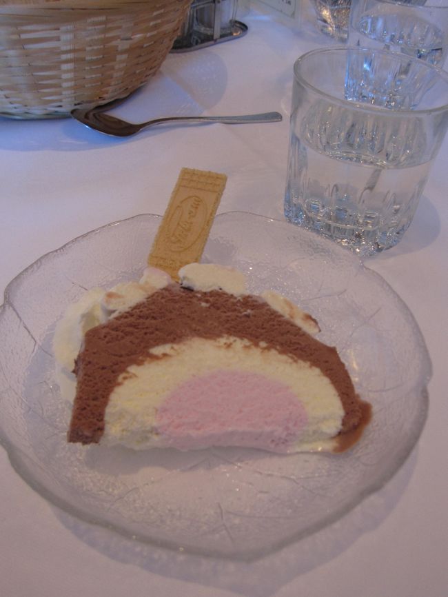 デザートはアイス。<br /><br />昔よく食べたアイスケーキみたいでちょっと<br />懐かしい味でした。