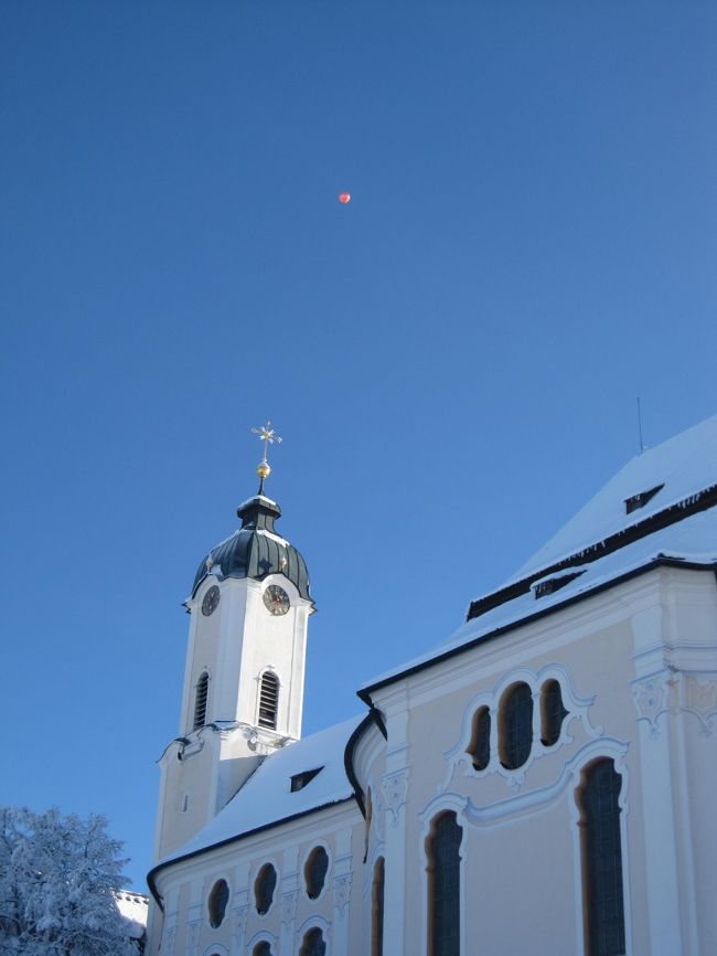 気球が飛んでますね。<br /><br />こちらは入場するときに１ユーロを募金？します。<br />ちなみに教会内は撮影禁止。