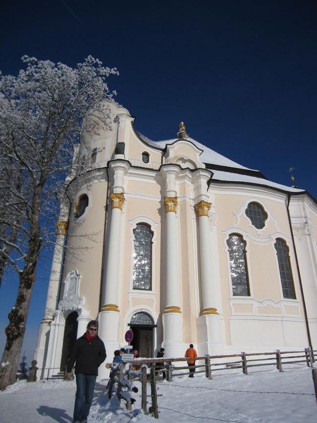 天気が良すぎて、青空が濃い〜〜！<br />凍った雪が反射してめちゃめちゃきれいでした。<br /><br />教会内も、ものすごくきれい。<br />ドイツには珍しい、ロココ調の内部で、装飾が<br />フランス的に華やかなものでした。<br />ドイツは地味目な印象のゴシックが多いみたいです。