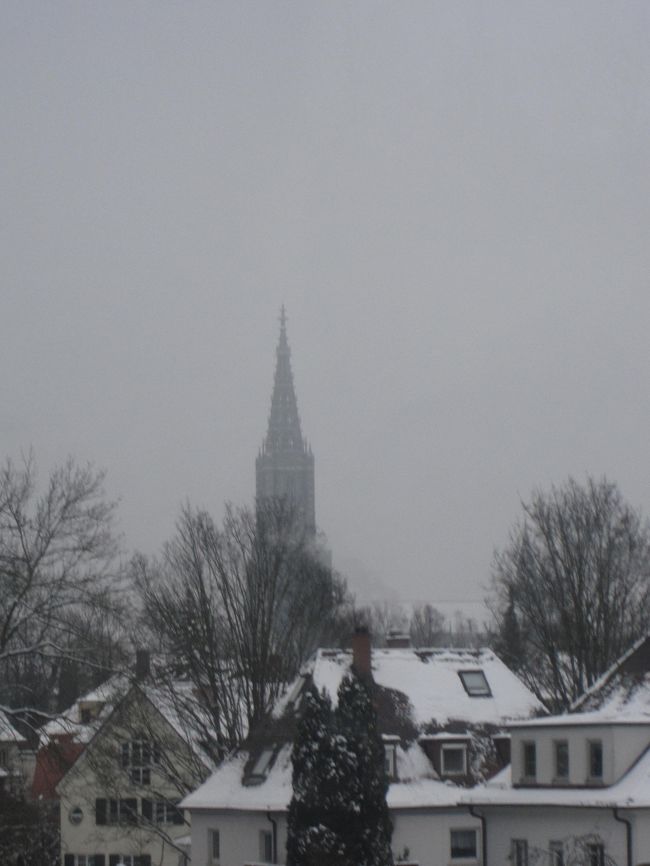 ヴィース教会を出発してハイデルベルクに向けて<br />また高速を走ります。<br /><br />高速から見えた風景。<br />あんなに晴れていたのにお天気悪くなっちゃいました。<br /><br />今はウルムという街を通過中。<br />世界一高い塔がある街です。<br />遠くにある塔がそれです。