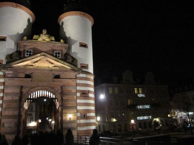 ハイデルベルクへ到着。<br />すっかり夜です。<br /><br />こちらはブリュッケ門かな？