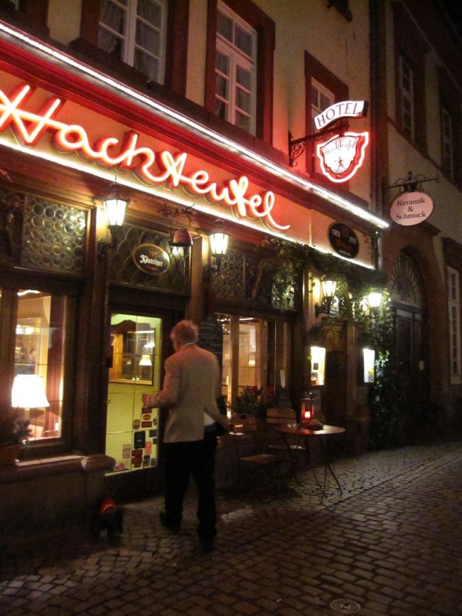 夜の街散策です。<br /><br />さすがに夜はめちゃめちゃ寒い〜〜<br />しかもこの夜はすごく風がきつかった！！<br /><br />ワンコと一緒にカフェ？に入っていくおじさま。