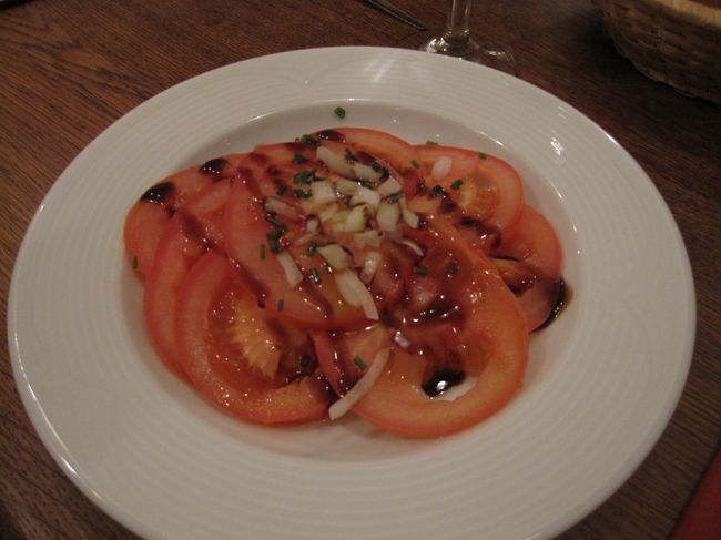 <br />ディナーのレストランへ。<br /><br />トマトのサラダ。<br />シンプルすぎ笑<br /><br />トマトが苦手な妹は本気でへこんでました。