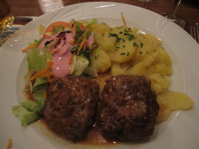 今日のメインは「ミートボール」とのこと。<br />ハンバーグのようなものでした。<br /><br />ほとんどつなぎも使われていないような<br />しっかり『牛肉！』なハンバーグでした。<br /><br />でもこれ、ハンバーグというより、<br />『ハンブルグステーキ』だそうです。<br /><br />そういえば昔、料理教室で作ったことありました！