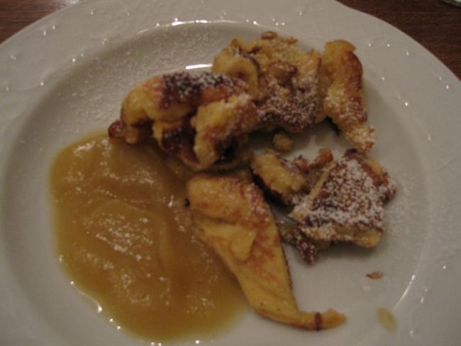 デザート。<br />ｸﾚｰﾌﾟ？のようなものにりんごのペースト。