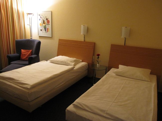 本日のホテルは街の中心部から徒歩で20分ほど<br />離れたところにある<br />『レオナルド』<br /><br />このホテルは今回のツアーの中で<br />一番きれいでした！<br /><br />お部屋も広く快適でした！！