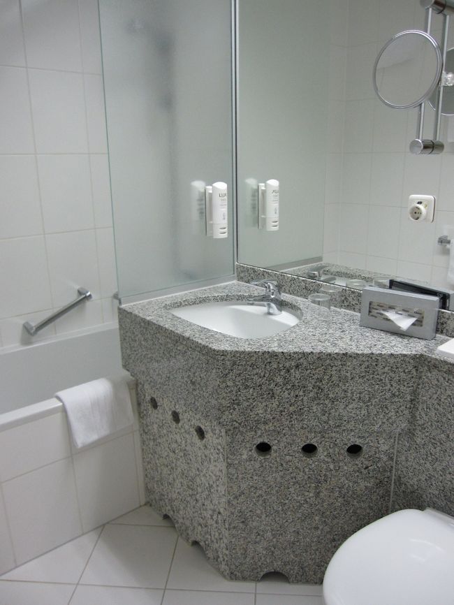 バスルームも快適でした。<br /><br />シャワーも可動式。<br />シャワーカーテンがないので若干気を使う笑