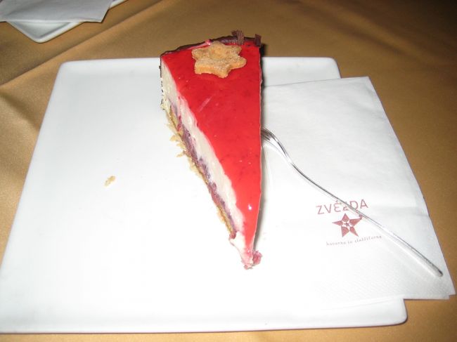 ZVEZDAというカフェは飲み物もケーキもすごくおいしい・・・滞在中何度行ったことかw　値段のわりにケーキも大きい。なにせ甘過ぎないのがナイスです。　この写真じゃあまりおいしさ伝わらないかな；