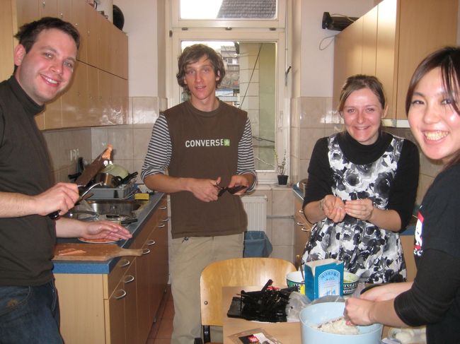 ヤポンスカ（スロベニア語で日本w）といえばSHUSIでしょ？！作ってよー！！　　といわれたある日。<br />・・・でたでた。。<br />日本の寿司職人をなめるなー！！！！！<br />と言ってもきかず、わざわざ遠くから酢と海苔をゲットしてきたルームメイト。　わかったよ・・・とはいえ自信なし。<br /><br />カタマリでサーモンを買って来た友達がピンセットで骨抜いてたのがツボでしたw