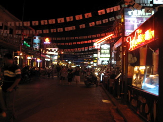 オールドマーケット付近まで歩いて来ると・・・<br />なんだかびっくりしてしまった。一体ここはどこの国なんだろう、と。<br /><br />　賑わうオープンカフェ、BARなどから音楽が流れ、路上に大きな水槽をおいてフィッシュスパまでやっている。高い建物こそないが、ものすごい活気である。ここが、数十年前に大量虐殺という恐ろしい過去を持ち、今も地雷に苦しむカンボジアなのだろうか。勿論、ここは観光地、少しでもこうして明るく稼いでもらい、また世界の人々がアンコールワットを楽しめる環境になったのは喜ばしいことだ。でも、ほんの数キロ先には、まだ貧困に苦しみ、地雷を恐れる日々をおくっている人々もたくさんいるだろうという事も簡単に想像できる。なんだか複雑な想いだった。