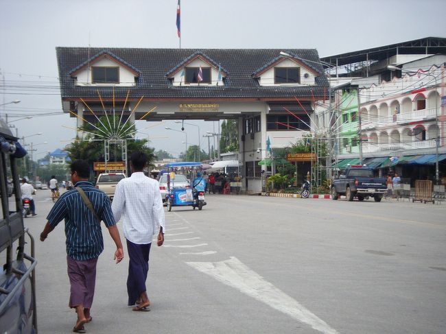 タイ側の国境、メーソート<br />ロンジーを着ている左の男性は、きっとミャンマー人ですね。