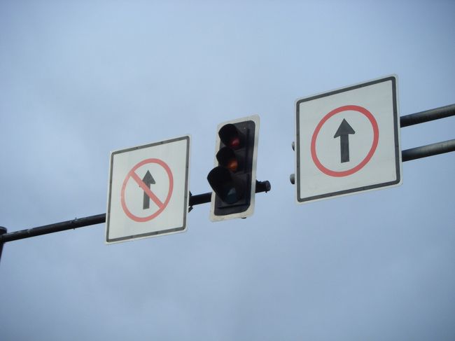 橋の途中から右側通行に変わります。