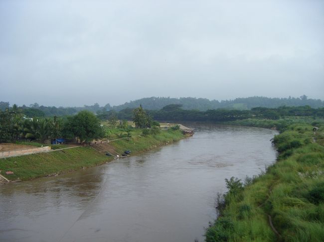 タイとミャンマーを隔てて流れるモエイ側。<br />右がタイ、左がミャンマーです。<br />歩いて渡れそうですよね。