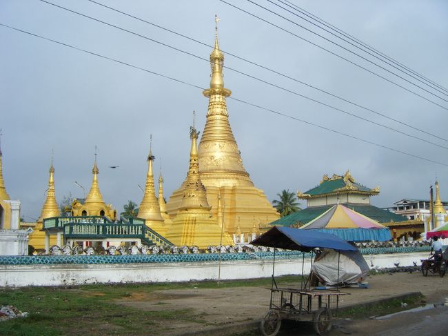 黄金に輝くチェディが見えてきました。