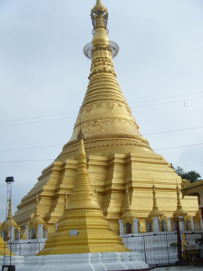 黄金に輝くチェディ（仏塔）、圧巻です。