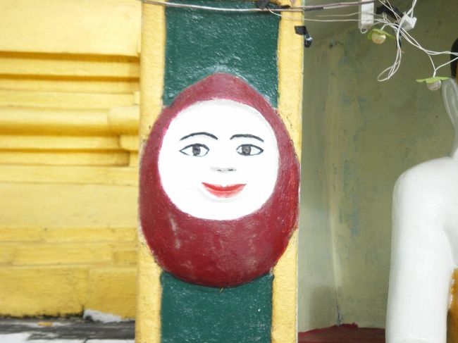 だ、だるま？<br />両脇にはこの得体の知れない奴が存在感を発揮してました。