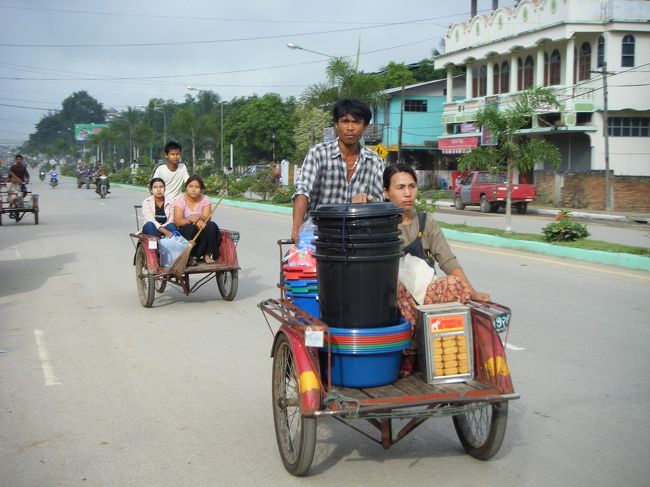 ミャンマーには変わった乗り物がいっぱいです。