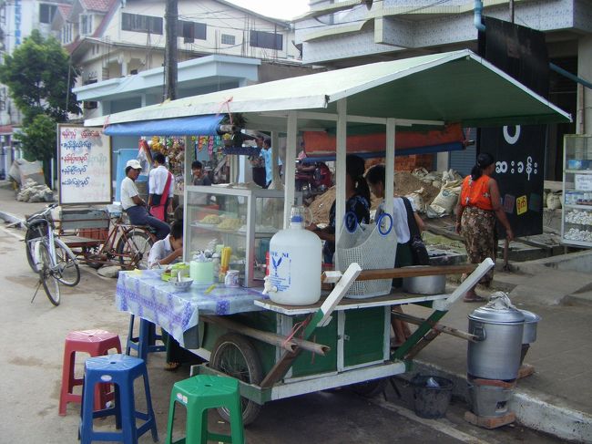お腹が空いたのでこちらの屋台で朝ごはん