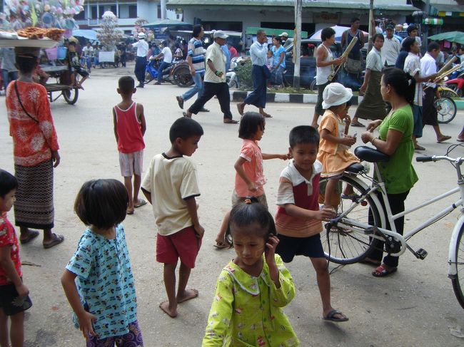その後を追うかのように、お菓子に群がる子供たち