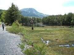 　前山から登山道を辿ると、すぐに渋池があります。この池の浮島は有名です。風が吹くたび、あちこちと、動いているのだそうです。 
　四十八池への分岐から、お釜池を見ながら、岩尾根の登山道を志賀山へと登ります。 
 