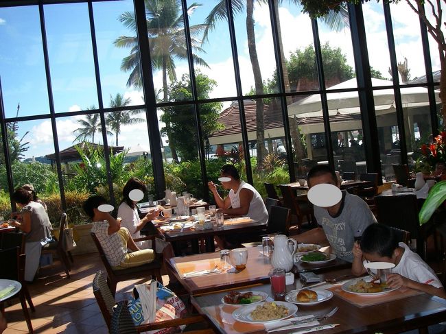 本館「アイランダーテラス」で朝食バイキング<br /><br /><br />ピカピカの太陽　ヤシの木もムードよく<br />気持ちいいレストラン<br /><br />メニューも豊富<br />白飯もチャーハンもあり　ゴハン派な我が家満足(￣▽￣*) <br />