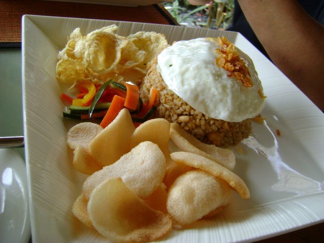 <br />　　ナシゴレン。えびせんべとか付いてます。<br /><br />　　やっぱり美味！これ一皿で十分な量です。<br /><br />　　相方がむさぼってたな。