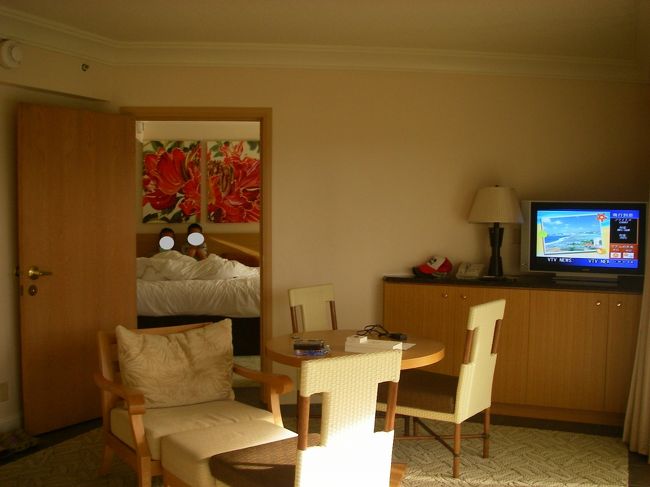 ２階　２２０４号室<br />ジュニアスイート<br /><br /><br />こんなかんじの寝室＋リビンクルームです<br />なかなか　ｏ(⌒0⌒)ｏ<br /><br />一泊ひとり８千円♪<br />朝食付飲み放題付でこれは安いっしょ♪